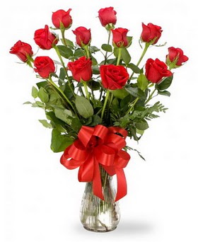  Tekirdağ hediye çiçek yolla  12 adet kırmızı güllerden vazo tanzimi