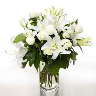  Tekirdağ çiçek gönderme  1 dal cazablanca 7 adet beyaz gül vazosu